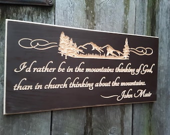 Letrero tallado. Cita de John Muir: Prefiero estar en las montañas pensando en Dios que en la iglesia pensando en las montañas. Regalo para excursionistas.