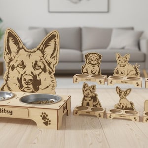 Puede incluir: Cuencos de madera para perros con insertos de acero inoxidable. Los cuencos presentan diseños de razas de perros cortados con láser y nombres. El cuenco grande está etiquetado como "Bitsy" y tiene un diseño de pastor alemán. Los cuencos más pequeños presentan un pug, un bulldog francés, un dachshund y otras razas.