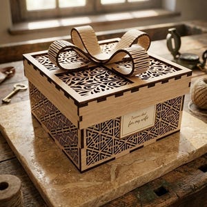 Puede incluir: Una caja de regalo de madera con intrincados diseños cortados con láser y un lazo decorativo en la parte superior. La caja presenta patrones geométricos en los lados y diseños florales en la tapa. Una pequeña etiqueta dice "Treasures child for my wife."