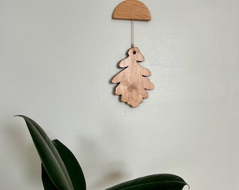 Handmade Oak Leaf Garland: Minimalist Nature Wall Decor