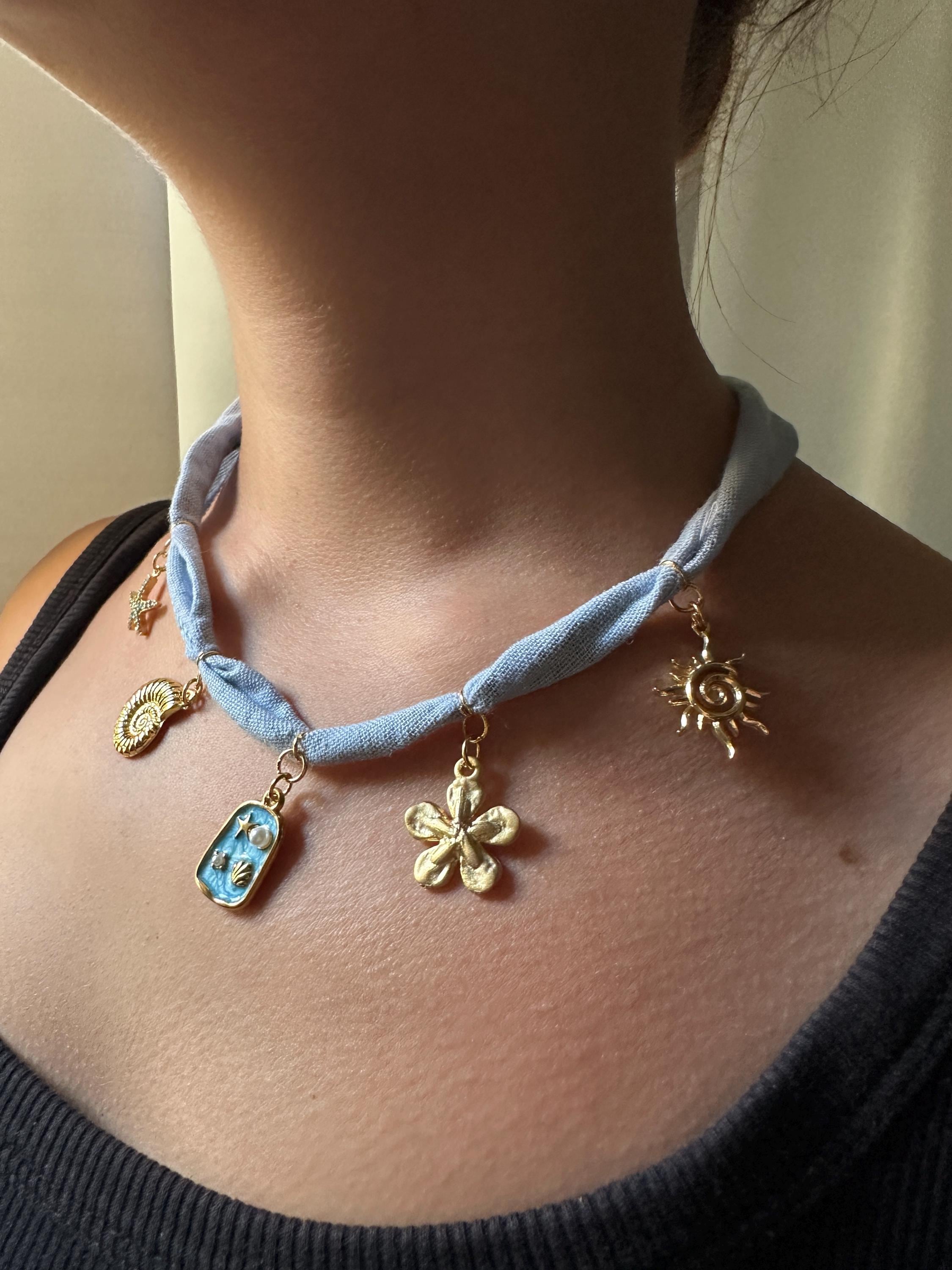 Stoff Anhänger Halskette - Handgemachter Schal Bandana Schmuck - Leichtes Boho Geschenk für Sie - Einzigartiger Textilanhänger für die Schichtung