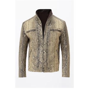 Peut inclure: Veste à motif peau de serpent avec fermeture éclair et col montant. La veste comporte deux poches de poitrine zippées et une doublure intérieure marron foncé. La palette de couleurs comprend des nuances de beige, de marron et de gris.