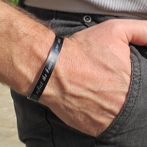 Pulsera de metal personalizada para hombre, brazalete negro grabado, brazalete personalizado con coordenadas, regalo de cumpleaños para novio.