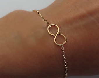 Gold Infinity Bracelet for women, 14k Gold Filled Figure 8 Chain Bracelet, Small Delicate Bracelet, Gift for Her, Dainty Fashion Bracelet