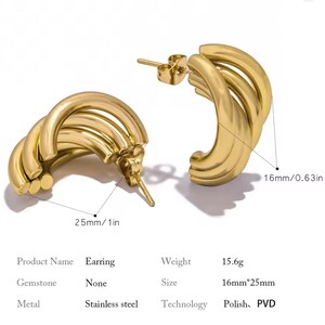 Puede incluir: Pendientes de acero inoxidable de color dorado. Cada pendiente tiene un dise&ntilde;o curvo y en capas. Los pendientes miden 2,5 cm de ancho y 1,6 cm de alto. Los pendientes pesan 15,6 gramos.