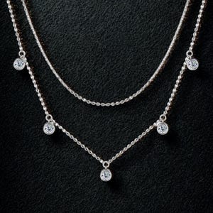 Collar de estación de moissanita: joyería minimalista en capas de plata de ley