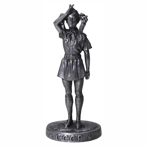ロモノーソフ　フィギュリン　フィギュア　ミソサザイ　Made in USSR Soviet Pioneer USSR Saluting. Tin Statuette 