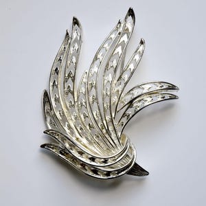 Vintage 1970s Signed MONET Silver-Tone Brooch – Elegant Leaf/Flame Design