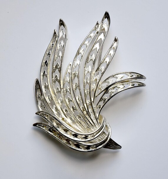 Monet signed brooch Signed Monet Classic Brooch Gold Tone Intersecting Rings 70s  main image 2