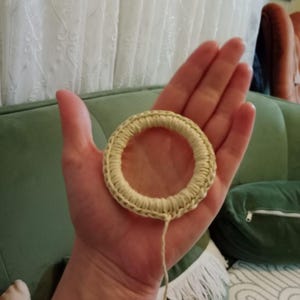 TORBY PAPIEROWE Okrągłe kółka z plastikowym pierścieniem o średnicy 6 cm, robione szydełkiem z włóczki papierowej do wyrobu TOREB PAPIEROWYCH, 50 sztuk.