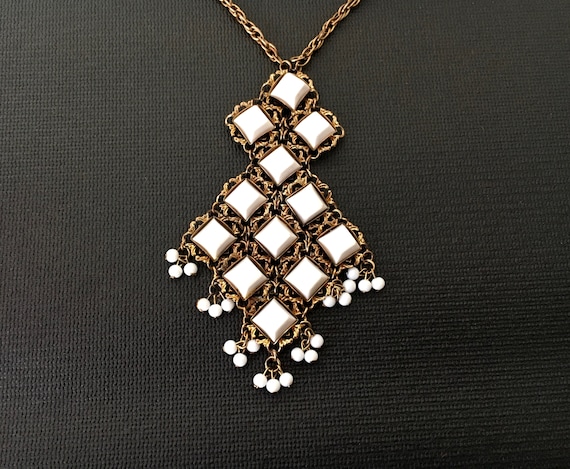 Vintage Bib Necklace White Thermo Plastic Dangle B