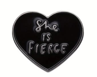 Emaille pin She Is Fierce: badge feministisch zwart hart