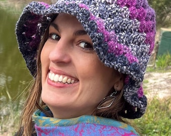 Gorro de crochet morado jaspeado