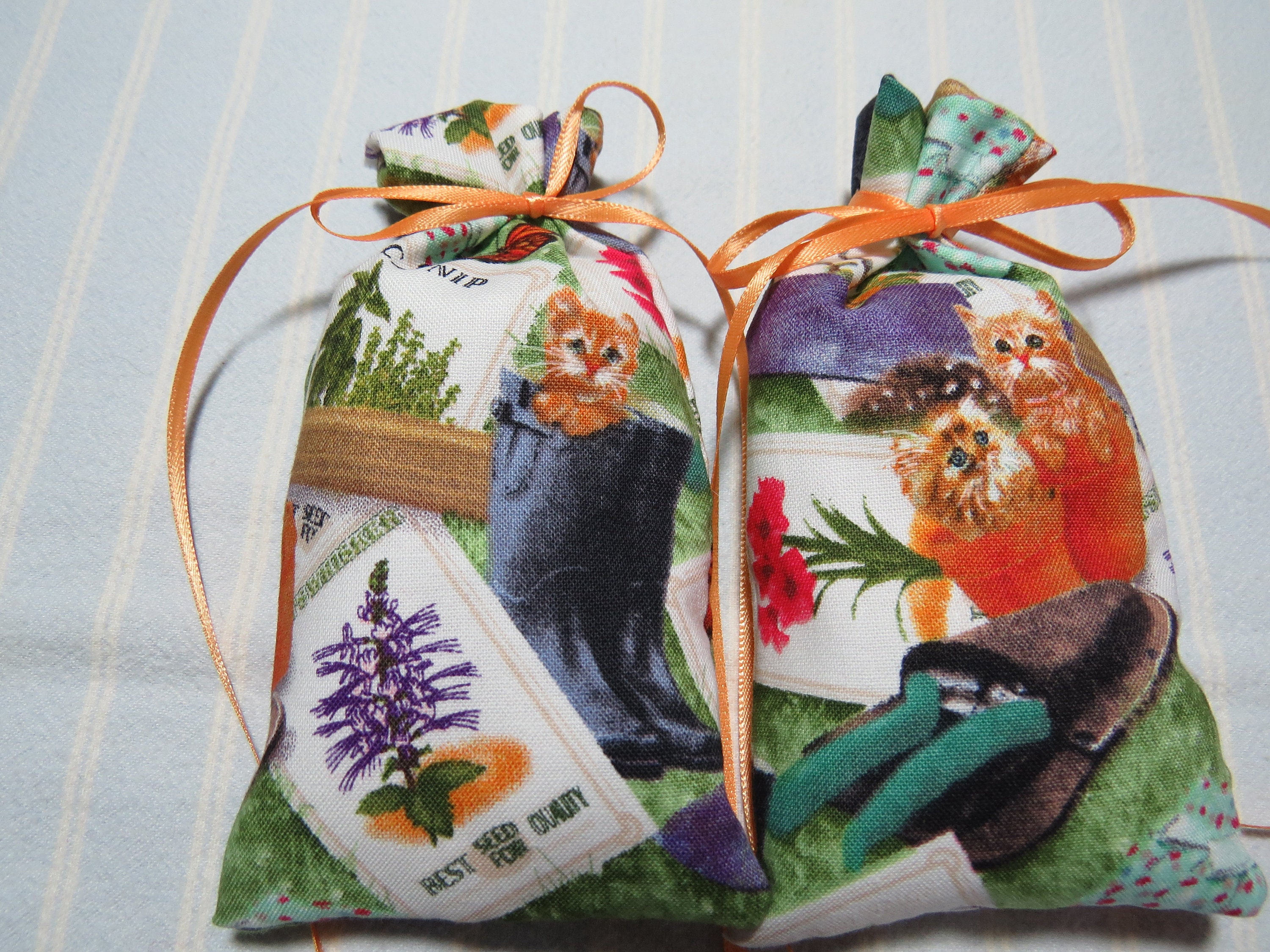 Sacchetto per gattini 5"X2" - Fragranza 'Country Charm' - Gattini nel giardino - Tessuto di cotone miscelato a mano - Botanico - 422-12!