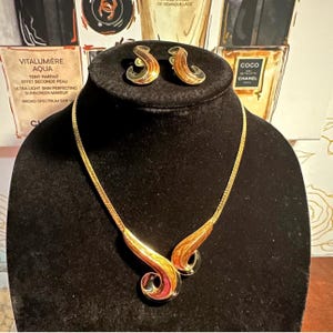 Vintage zeldzame Trifari TM emaille ketting en steekoorbellen set - gesigneerd