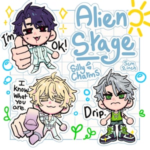 Pode incluir: Quatro adesivos de personagens de desenhos animados com diferentes expressões. Os adesivos têm 5 cm de diâmetro e apresentam uma combinação de cores azul, verde e branco. O texto nos adesivos diz "Alien Stage", "Silly Charms", "I'm Ok!" e "I know what you are. Drip."