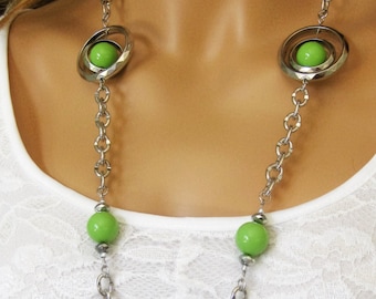 Lange ketting met groene kralen: dikke acrylkralen, zilveren ketting