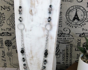 Un Dolce Bijoux: Collana con catena e inserti di perle nere con ciondolo Pingu realizzato a mano Un Dolce Bijoux: Collana con catena e inserti di perle nere con ciondolo Pingu realizzato a mano