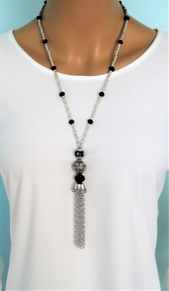 Collana Lunga, mezzo cristallo marmorizzato, boule nera e nappa marrone