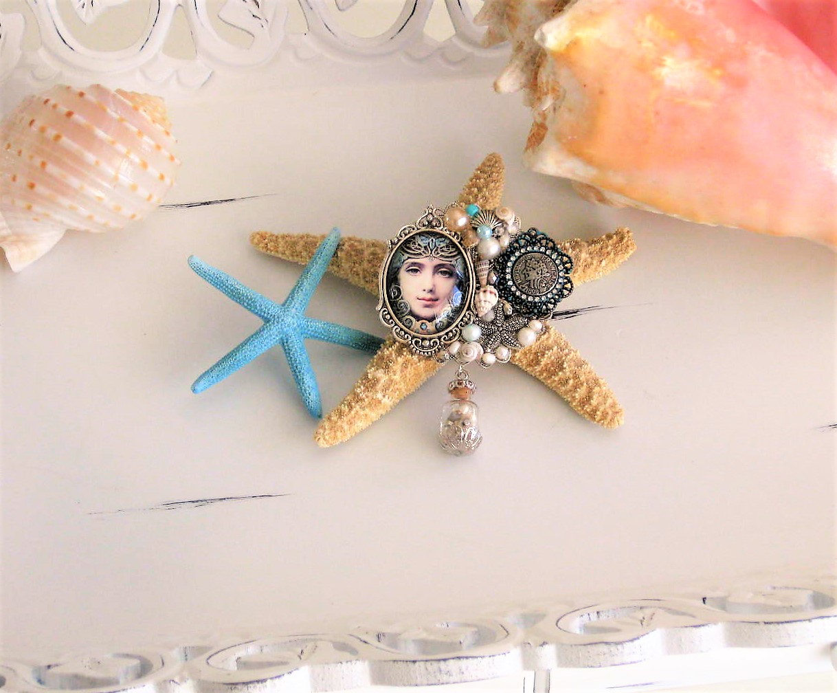 Gyn&Joy Mermaid Crystal Brooch Pin - Rhinestone & Pearl Fashion Jewelry Clothes Accessorie