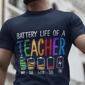 Buntes Lehrer T-Shirt - Batterielebensdauer eines Lehrers, Geschenke für Erzieher, Back to School Bekleidung, lustiges Lehrer Geschenk, Unisex Softstyle T-Shirt