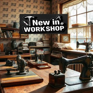 Könnte beinhalten: Eine Vintage-Nähwerkstatt mit zwei antiken Nähmaschinen auf einem Holztisch. Der Raum hat ein rustikales Ambiente mit freiliegenden Holzbalken und Tapete. Das Schild über dem Tisch lautet "Neu im Atelier".