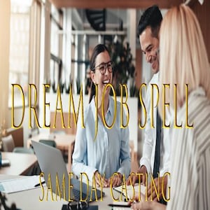Può includere: Scena d'ufficio con il testo "DREAM JOB SPELL" e "SAME DAY CASTING" in lettere dorate. Una donna con camicia blu e occhiali ride con i colleghi. Un laptop e documenti sono sul tavolo, suggerendo un contesto professionale.