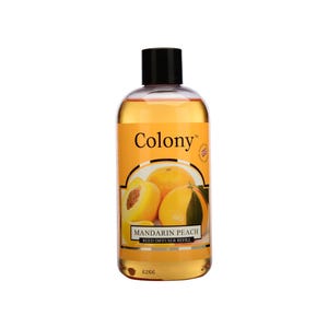 Può includere: Una bottiglia di vetro trasparente con un tappo nero riempita di un liquido giallo. La bottiglia ha un'etichetta che dice "Colony" e "Mandarin Peach Reed Diffuser Refill".