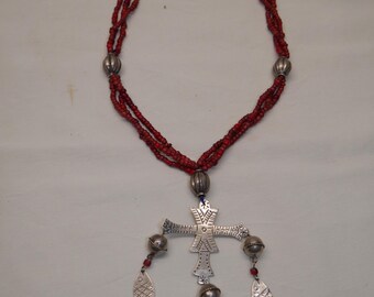 Collar vintage de cuentas rojas Yalalag, cruz y pez de plata esterlina