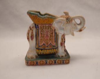 Cenicero de cerámica multicolor con forma de elefante asiático, estilo Hollywood Regency vintage.