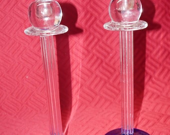 2 Castiçais de Cristal Artístico Kosta Boda KjeLl Engman de 26 cm de altura com Base Azul Cobalto