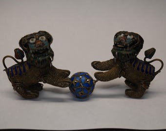 Dos antiguos perros Foo chinos de filigrana esmaltados en oro de ley con bolas azules