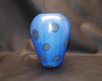 Jarrón de cristal artístico de fina calidad, color azul pavo real Aurene, firmado por un artesano.