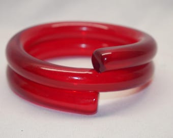 Pulsera rígida vintage Judith Hendler de los años 80, de acrílico Lucite color rojo cereza.