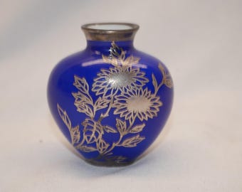 Jarrón miniatura de porcelana vintage Heinrich con esmalte azul cobalto y superposición de plata.