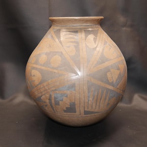 large Vintage Native American Indian Geometric Lizard Arrow Head Polychrome Pottery Pot - signed