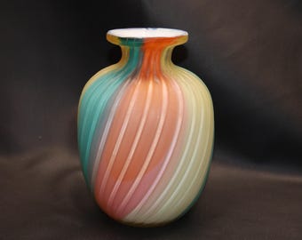 Jarrón de cristal artístico con diseño de remolino arcoíris estilo boho vintage de Loetz