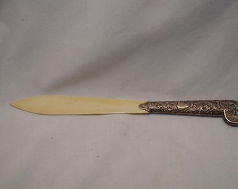 Abrecartas antiguo de plata esterlina, hueso/cuerno, Birmingham, Inglaterra, con la marca Anchor Lion & Head (de perfil izquierdo), H-T, circa 1900.