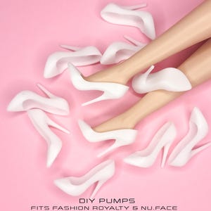 Pode incluir: Uma coleção de sapatos de salto alto brancos espalhados sobre uma superfície rosa, com dois sapatos calçados em pernas de boneca. O texto na parte inferior diz: DIY PUMPS FITS FASHION ROYALTY & NU.FACE. Estes sapatos em miniatura têm bico fino.