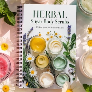 Pode incluir: Um livro espiralado com o título "HERBAL Sugar Body Scrubs" e o subtítulo "25 Receitas para uma Pele Radiante". A capa apresenta um fundo branco com vários frascos de esfoliantes corporais, flores e vegetação.