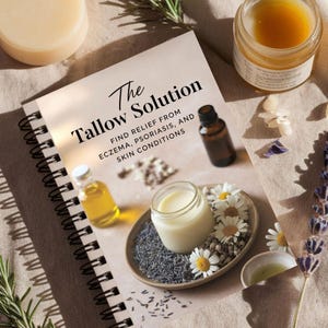 Puede incluir: Un libro encuadernado en espiral titulado "The Tallow Solution: Find Relief From Eczema, Psoriasis, and Skin Conditions". La portada presenta un primer plano de un pequeño cuenco de capullos de lavanda y flores de manzanilla, con un tarro de crema blanca y una botella de líquido ámbar.