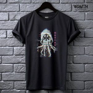 Könnte beinhalten: Schwarzes T-Shirt mit einem Glitch-Art-Design einer Kreatur mit Tentakeln und einem Symbol. Das Shirt enthält japanischen Text und den Markennamen "WRAITH IN THE MACHINE" oben rechts.