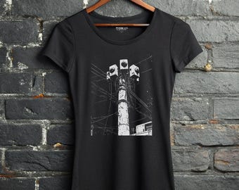 Camiseta "Estado de Vigilancia" con estampado distópico urbano, ropa alternativa cyberpunk para mujer.