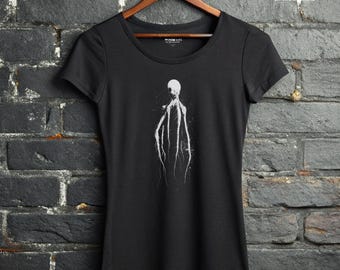 Camiseta Call of Cthulhu, estilo lovecraftiano, ropa alternativa para mujer, estética gótica cósmica.