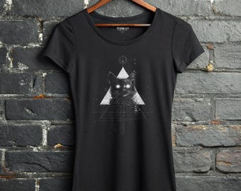 Camiseta Sacred Space Cat con estampado de pirámide felina, estilo glitch witchcore, ropa alternativa para mujer.