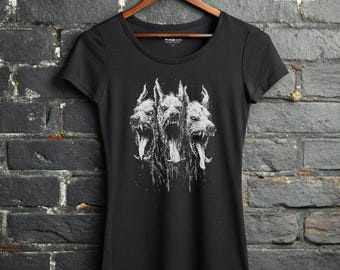 Camiseta Cerbero, perro del infierno, camiseta de perro de tres cabezas, ropa alternativa para mujer, estética de terror mítico.