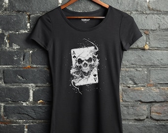 Camiseta con calavera y as de picas, estilo gótico, con arte de cartas, ropa alternativa para mujer, estampado de fantasía oscura.