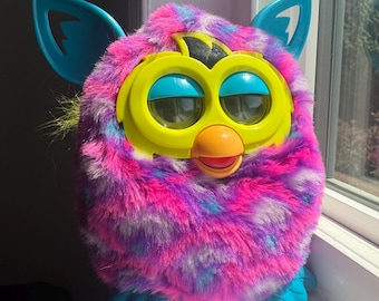 Como NUEVO - Furby Sonic Boom vintage - Juguete electrónico Y2K - Divertido parlante - Corazones rosas, morados y azules - Caja original incluida