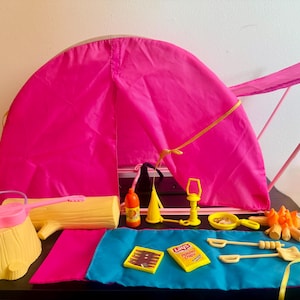 Barbie Family Camping Daisy – Coffret De Camping Avec Canoë, Chiot Et Accessoires, Poupée Barbie It Takes Two Pour Filles Et Garçons De 3 à 7 Ans