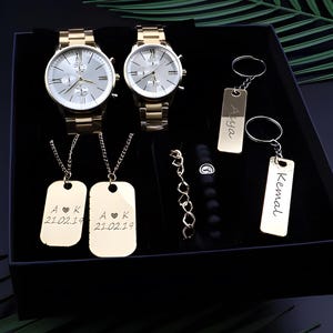 Armbanduhr für Frauen und Mann Gold Metall Paar Uhr und personalisierte Halskette Schlüsselbund Set .valentine day gift. Couples Geschenk.